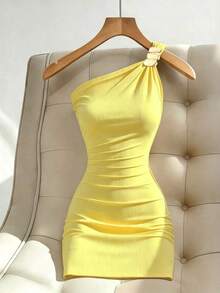 Vestido mini ajustado negro y sexy para mujer con cuello asimétrico, cintura ceñida, que estiliza la figura, espalda descubierta, versátil y elegante - Amarillo claro - Ver 7