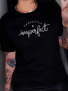 Frase motivadora que celebra la aceptación de uno mismo con tipografía artística y un pequeño corazón que transmite confianza y amor propio camiseta de mujer moderna casual cómoda para uso diario - Negro - Ver 1