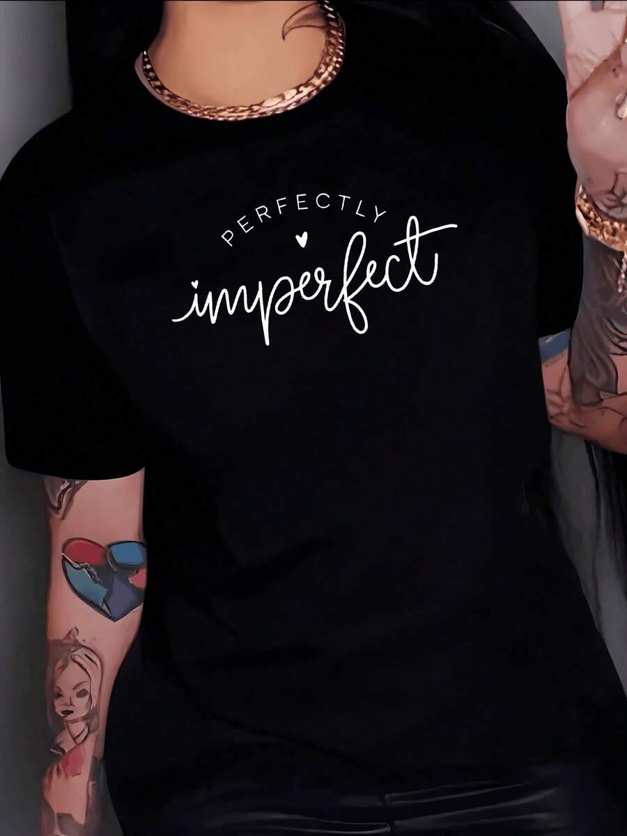 Frase motivadora que celebra la aceptación de uno mismo con tipografía artística y un pequeño corazón que transmite confianza y amor propio camiseta de mujer moderna casual cómoda para uso diario - Negro - Ver 1