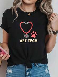 Camiseta de mujer de talla grande para primavera/verano con estampado de estetoscopio y eslogan de identidad profesional "VET TECH". Adecuada para el uso diario de veterinarios, eventos en hospitales de mascotas, fiestas temáticas de mascotas y atuendos casuales de estilo urbano. - Negro - Ver 2