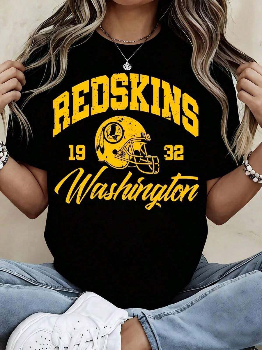 Camiseta del equipo de fútbol americano Redskins, diseño de casco y texto en rojo burdeos y amarillo, para fanáticos del deporte y uso casual. - Negro - Ver 1
