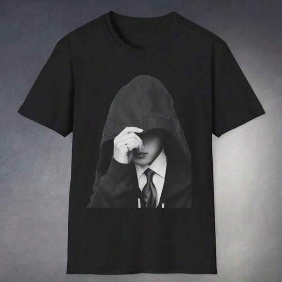 Jimin's T-Shirt, A Graphic Tee From Bangtan Boys' Arirang Tour, Is Made Of Breathable Material, Perfect For Adding A Nostalgic And Fun Touch To Your Outfit At Casual Gatherings, Concerts, Or For Everyday Wear. It's A Casual, Short-Sleeved, Crew-Neck T-Shirt For Men. It Makes A Great Gift For Friends And Family. The T-Shirt Features A Youthful And Design, Making It Suitable As A Unisex Graphic Tee, Perfect For Back-To-School Season, And Also A Comfortable Garment For Women. - 黑色 - 查看 1