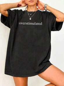 Camiseta unisex y2k negra con diseño minimalista de la palabra "overstimulated" ideal para un look casual y moderno perfecta para los amantes de la moda urbana en México elegante y cómoda para cualquier ocasión única en su estilo y originalidad Cómoda y versátil para escuela, trabajo, salidas y eventos casuales - Negro - Ver 1