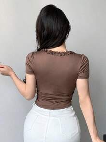 Camiseta de mujer de cuello cuadrado con ajuste ceñido y volantes en el verano, tops cortos de mujer con diseños lindos - Marrón - Ver 6