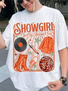 Camiseta de verano premium para mujer con estampado vintage, que presenta un diseño temático de showgirl, incluyendo un diseño retro de vaquera del oeste, bola de discoteca, micrófono y las palabras "In My Showgirl Era". Diseño de manga corta, adecuada para festivales de música y uso diario. - Blanco - Ver 1