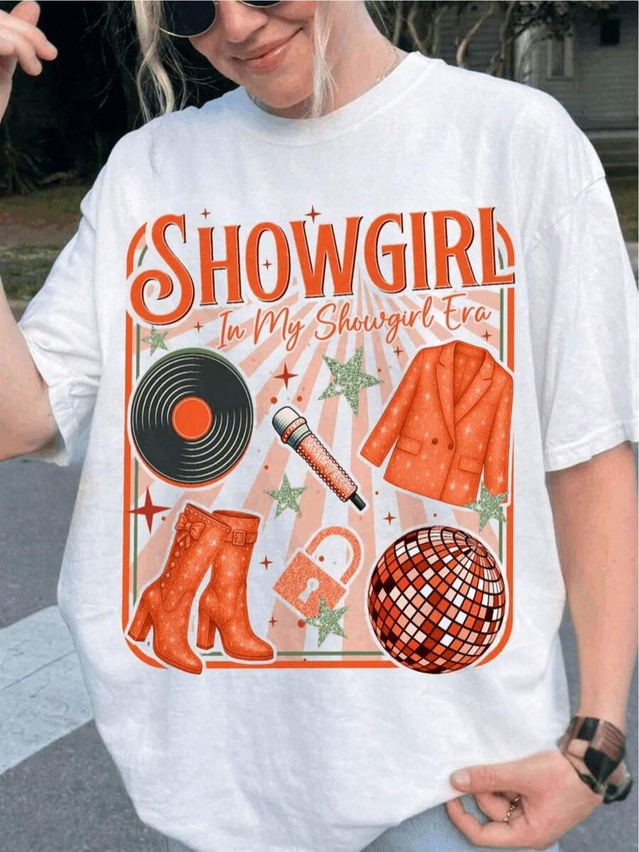 Camiseta de verano premium para mujer con estampado vintage, que presenta un diseño temático de showgirl, incluyendo un diseño retro de vaquera del oeste, bola de discoteca, micrófono y las palabras "In My Showgirl Era". Diseño de manga corta, adecuada para festivales de música y uso diario. - Blanco - Ver 1
