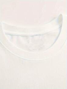 Women's Lightweight And Breathable One-Piece Summer Top With A Relaxed Fit, Round Neck, Short Sleeves, And A White Base With A Black Floral And Star Print. This Breathable Casual Top Is Perfect For Spring And Summer. Machine Washable, It Makes A Great Gift And Is Suitable For All Seasons. A New Summer Fashion Arrival, It's Also Ideal For Beach Parties And Layering In Spring And Fall. - 白色 - 查看 3