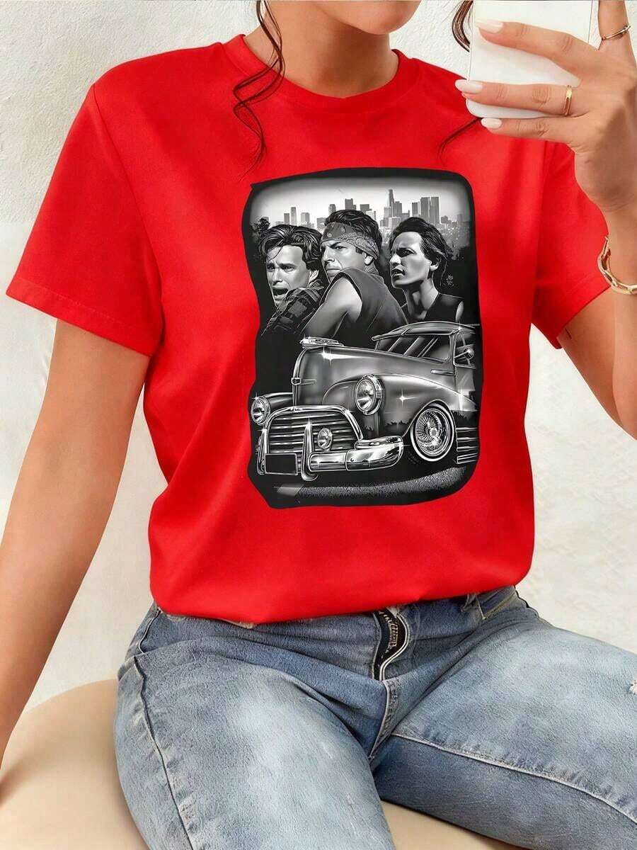The Image Features A Shiny Classic Car With Details And A Group Of People In Urban Attire In Front Of A Modern Cityscape, Symbolizing Strength, Independence, And The Memory Of Street Culture. Women's 100% Cotton T-Shirt, Comfortable Clothing. - 紅色 - 查看 1