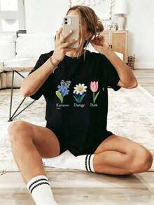PremiumComfortable Wo White Short Sleeve T-Shirt With Colorful Floral Illustrations - Blue Forget-Me-Not Print, White Daisies, And Pink Tulips. This Relaxed-Fit Summer T-Shirt Pairs Perfectly With Ruffled Hem Shorts. Ideal For Lounging At Home, In The Living Room, Taking Selfies, Vacations, Traveling, And Casual Wear. Great Gift Idea. - 黑色 - 查看 7