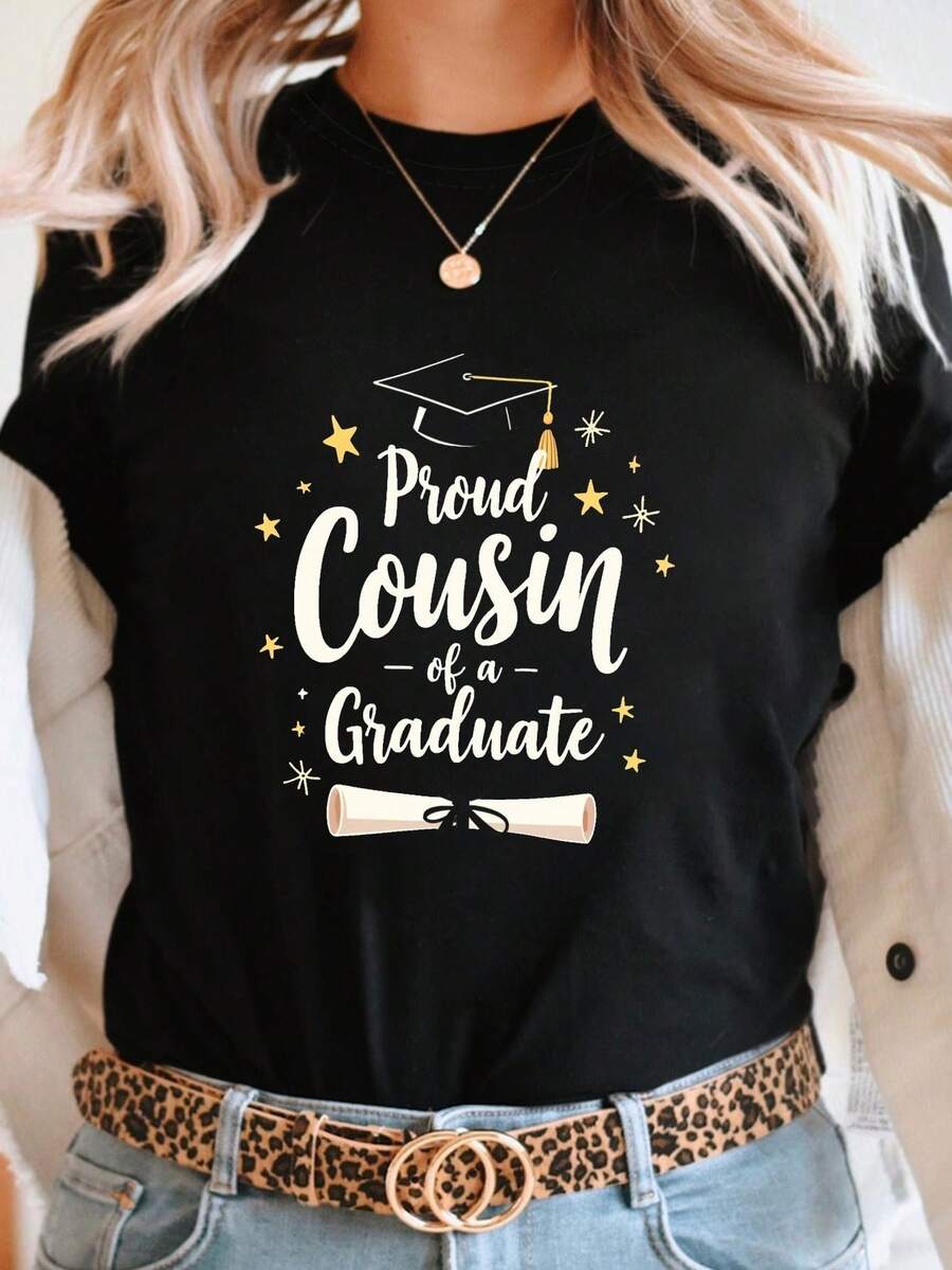 Women's "Proud Graduation Row" T-Shirt - Casual Short-Sleeve Crew Neck T-Shirt With Graduation Print, Spring/Summer Blouse Suitable For Graduation Parties, Casual Wear, And Gifts. Women's Casual Printed T-Shirt, Short-Sleeve Crew Neck, Local Spring/Summer Urban Fashion. - 黑色 - 查看 1