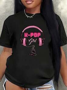 Premium Minimalist Short-Sleeve T-Shirt For K-Pop Fans. Lightweight And Stylish, Perfect For Concerts, Parties, Or Casual Wear At Home Or In Cafes. Features A Pink Headphone Print And K-Pop Design. A Simple Solid-Color T-Shirt With A Relaxed Fit And Casual Short Sleeves. Great Gift Idea. - 黑色 - 查看 7