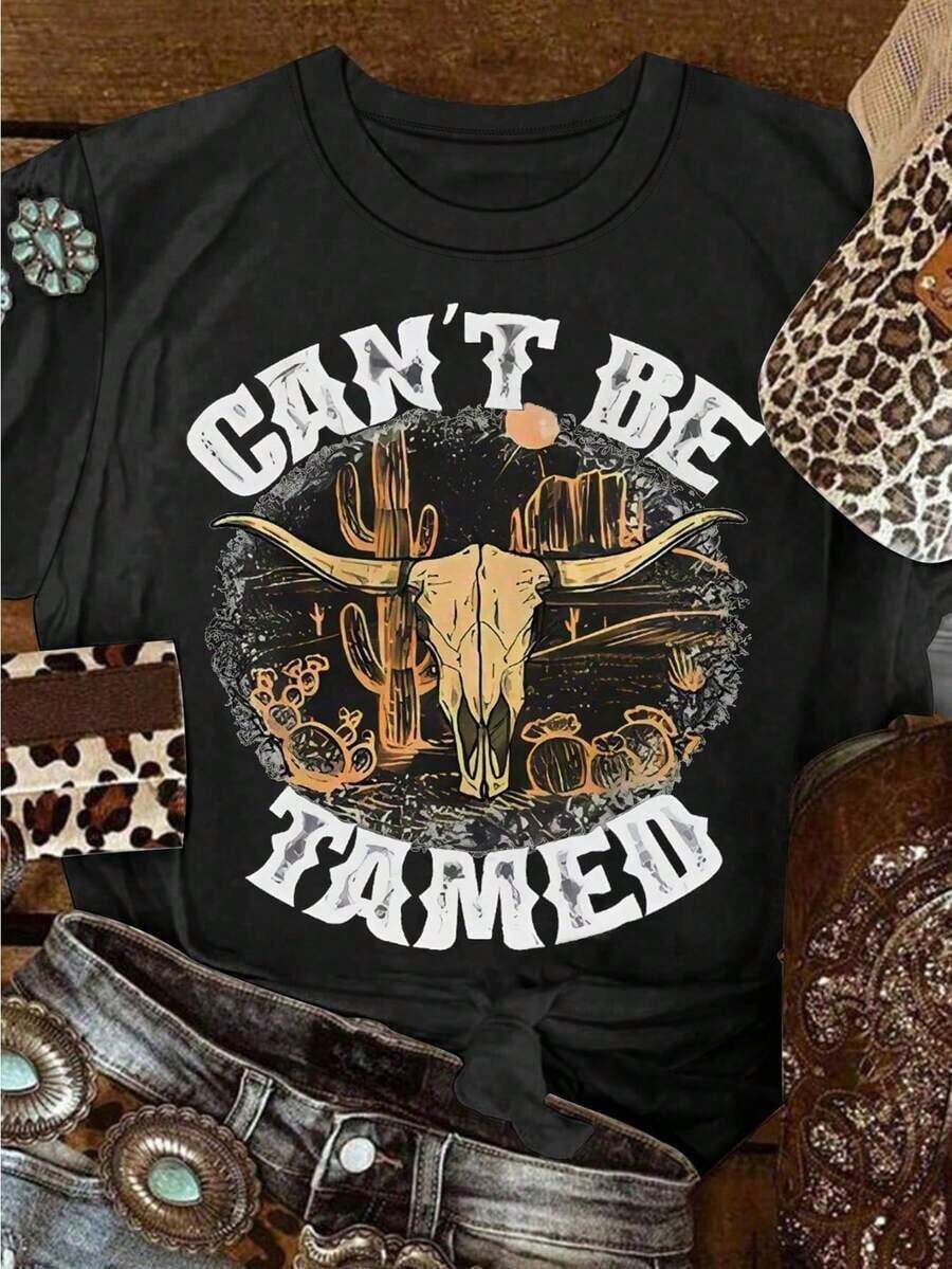 Camiseta Gráfica Western para Mujer - Diseño de Vaquera "Can't Be Tamed" con Detalles de Cactus, Estrellas y Estampado de Leopardo, 100% Algodón, Manga Corta, Estilo Casual, Lavable a Máquina, Ligera, 180 g/m², Ideal para Primavera, Verano y Otoño, Impresión de Calidad Duradera, Transpirable y Cómoda. - Negro - Ver 1