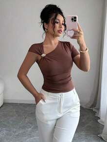 Camiseta de manga corta para mujer con cuello asimétrico elegante, adornada con botones de metal dorado rosa 3D - Marrón - Ver 3