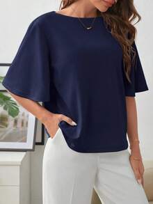 Camiseta elegante y minimalista de mujer con cuello de barco, hombros caídos y mangas cortas, de unicolor - Azul marino - Ver 5