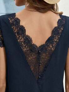 Blusa de mujer de unicolor con parches de encaje en escote en V, blusa de verano, blusa de color negro sólido con encaje, espalda con parches de encaje, blusa sin espalda, blusa de verano para mujer, blusa para invitada de boda, hecha de material - Azul marino - Ver 2