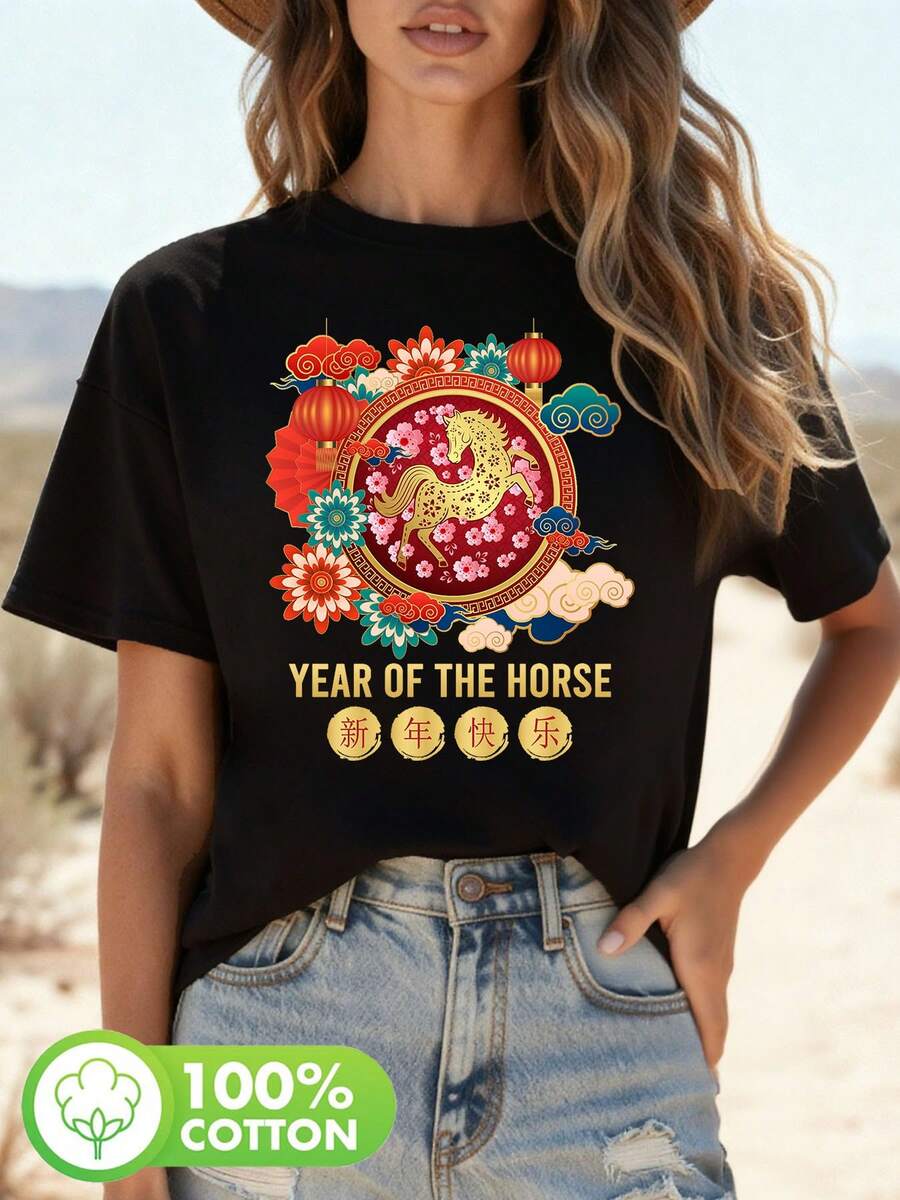 Minimalist Casual Shirt In Chinese Style With Red And Green Floral Prints And Pink Horse Print, Minimalist Casual Shirt For The Year Of The Horse, Simple Humor, Printed T-Shirt, Casual Short Sleeve Round Neck Top, Suitable For Summer And Spring, Women's Blouses. - 黑色 - 查看 1
