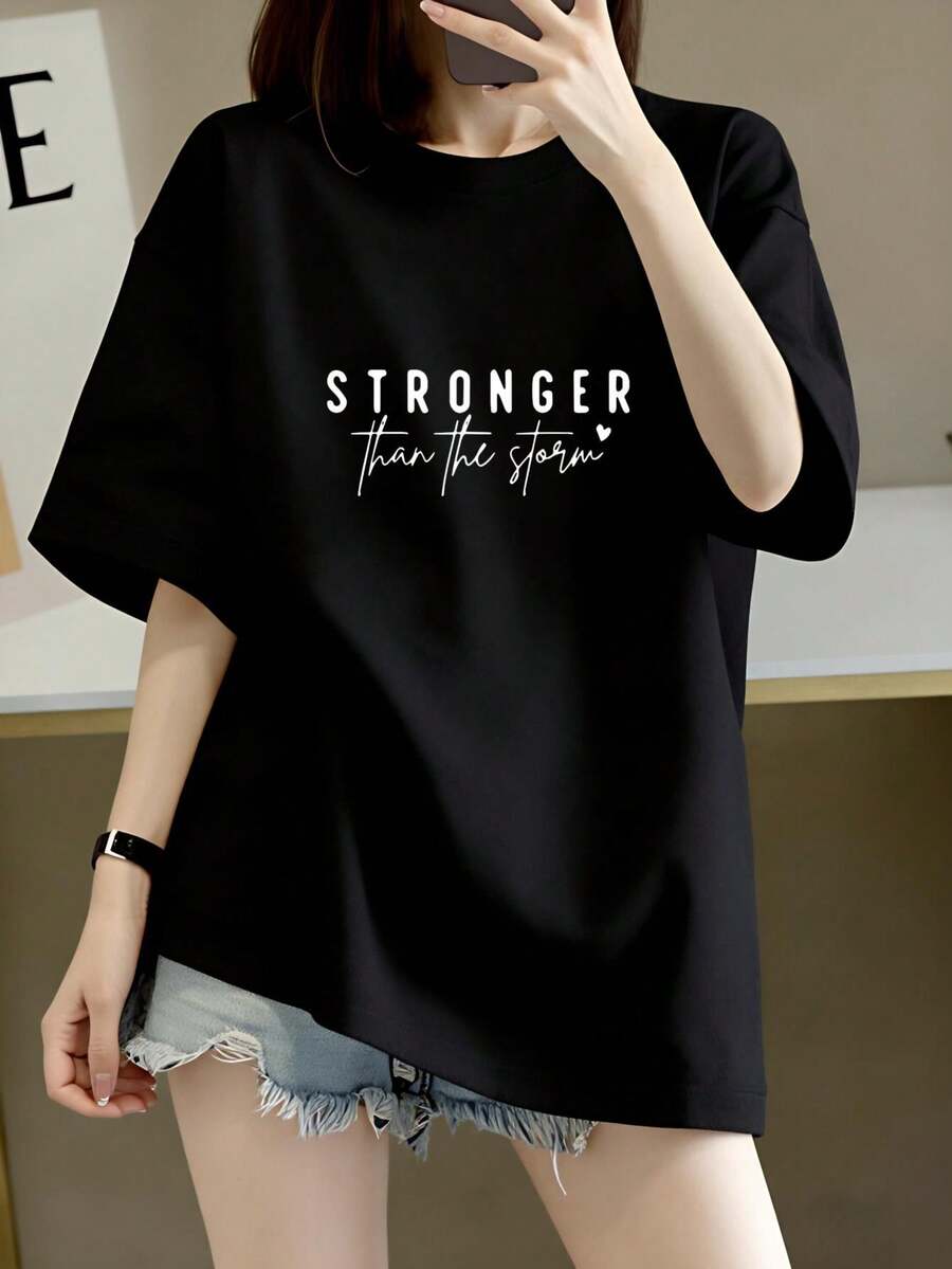 Camiseta Estampada para Mujer - Camiseta Oversized Negra de Manga Corta y Cuello Redondo con Texto Than Strong, Corte Relajado para Todas las Estaciones, Perfecta para el Uso Diario y Atuendos de Vacaciones (Lavable aáquina). - Negro - Ver 1