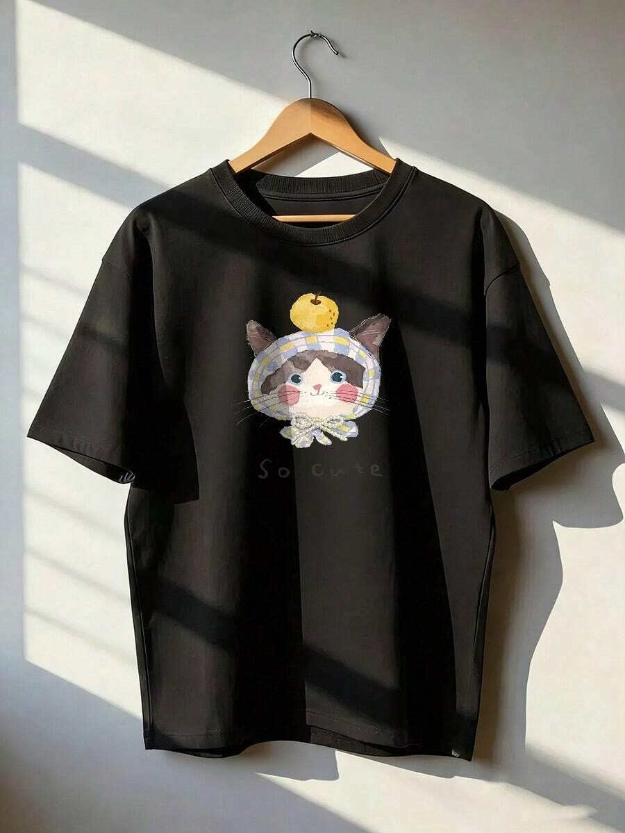 T-Shirt With Cat, Handkerchief, And Fruit, "So Cute" Text, Fashionable Short-Sleeved T-Shirt For Spring And Summer 2026, Made In Mexico, 180 Grams. Cartoon Print, Couple Design, Suitable For Indoor Or Outdoor Wear. Crew Neck, Unisex, Ideal For Office And Leisure. One-Pack. - BK-P631577SLNDXZGY599 - 查看 1
