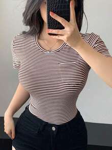 Camiseta casual de mujer con cuello redondo, de manga corta, bolsillo y silueta ceñida a rayas - Marrón - Ver 8