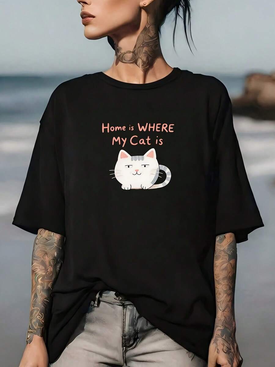 Camiseta Ultra Suave y Cómoda Under The Radar de 180g - "El Hogar Es DONDE Está Mi Gato" Ideal para Reuniones Familiares, Regalos del Día de la Madre o Retiros Laborales - Prenda Esencial para Amantes de Gatos - Estilo Urbano Vintage Unisex, Camiseta de Manga Corta de Algodón con Cuello Redondo - Negro - Ver 1