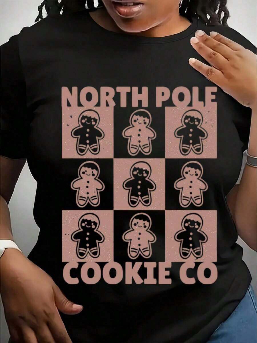 Suave, transpirable y ligera para comodidad durante todo el día. Camiseta navideña North Pole. Camiseta de corte holgado. Cuello redondo clásico con un ajuste relajado que favorece todas las formas del cuerpo y es fácil de combinar con jeans, pantalones cortos y leggings. - Negro - Ver 1
