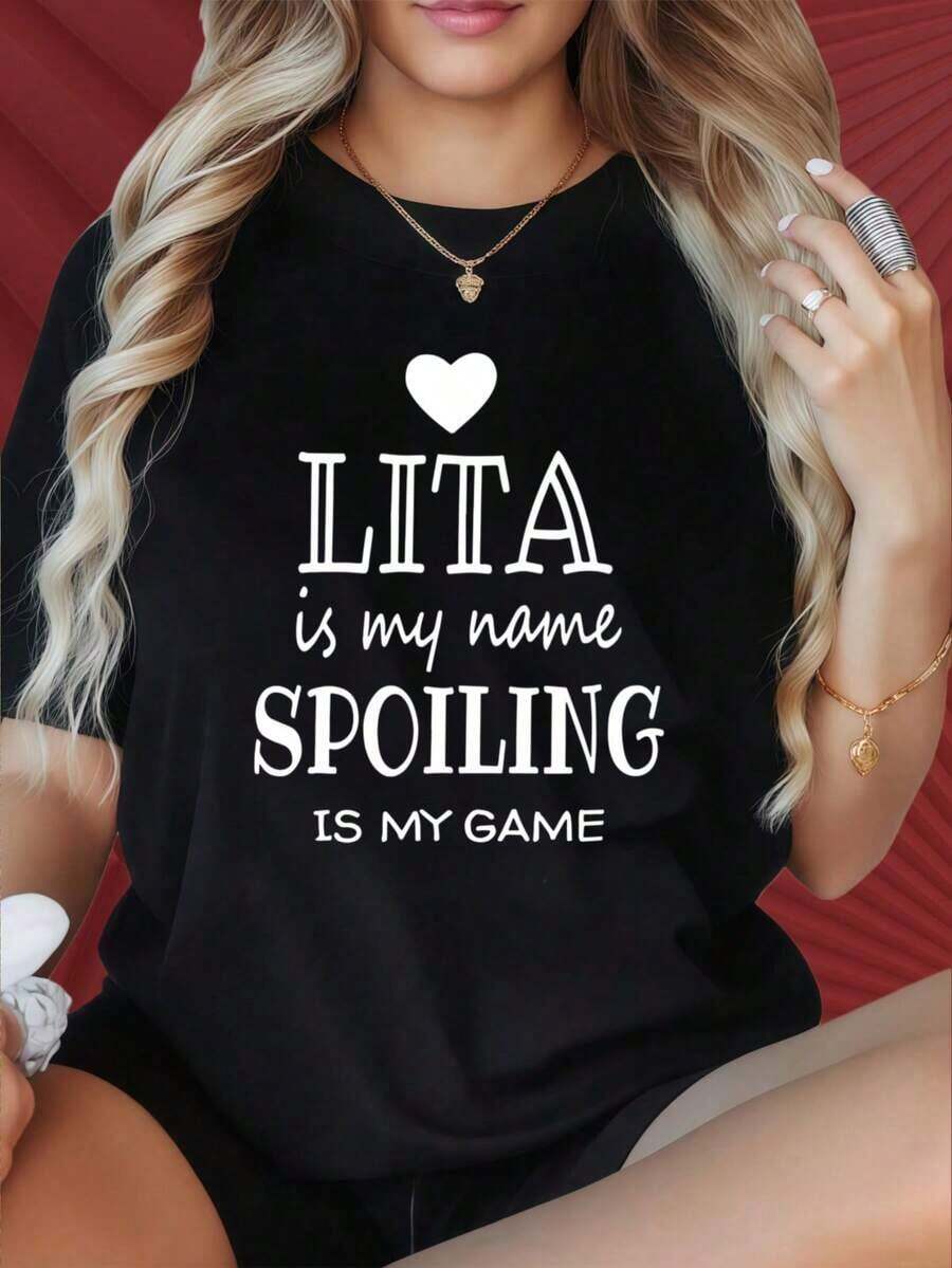 Women's Round-Neck, Short-Sleeved T-Shirt With A Fun Print Featuring The Graphic Design "Lita Is My Name, Pampering Myself Is My Game" In A Heart Shape. This Casual, Loose-Fitting Black T-Shirt Is Perfect As A Fashionable Garment. Suitable For Christmas Parties, Sports Activities, Holiday Parties, Outings, And Other Festive Gifts (220g). Women's Blouses - 黑色 - 查看 1