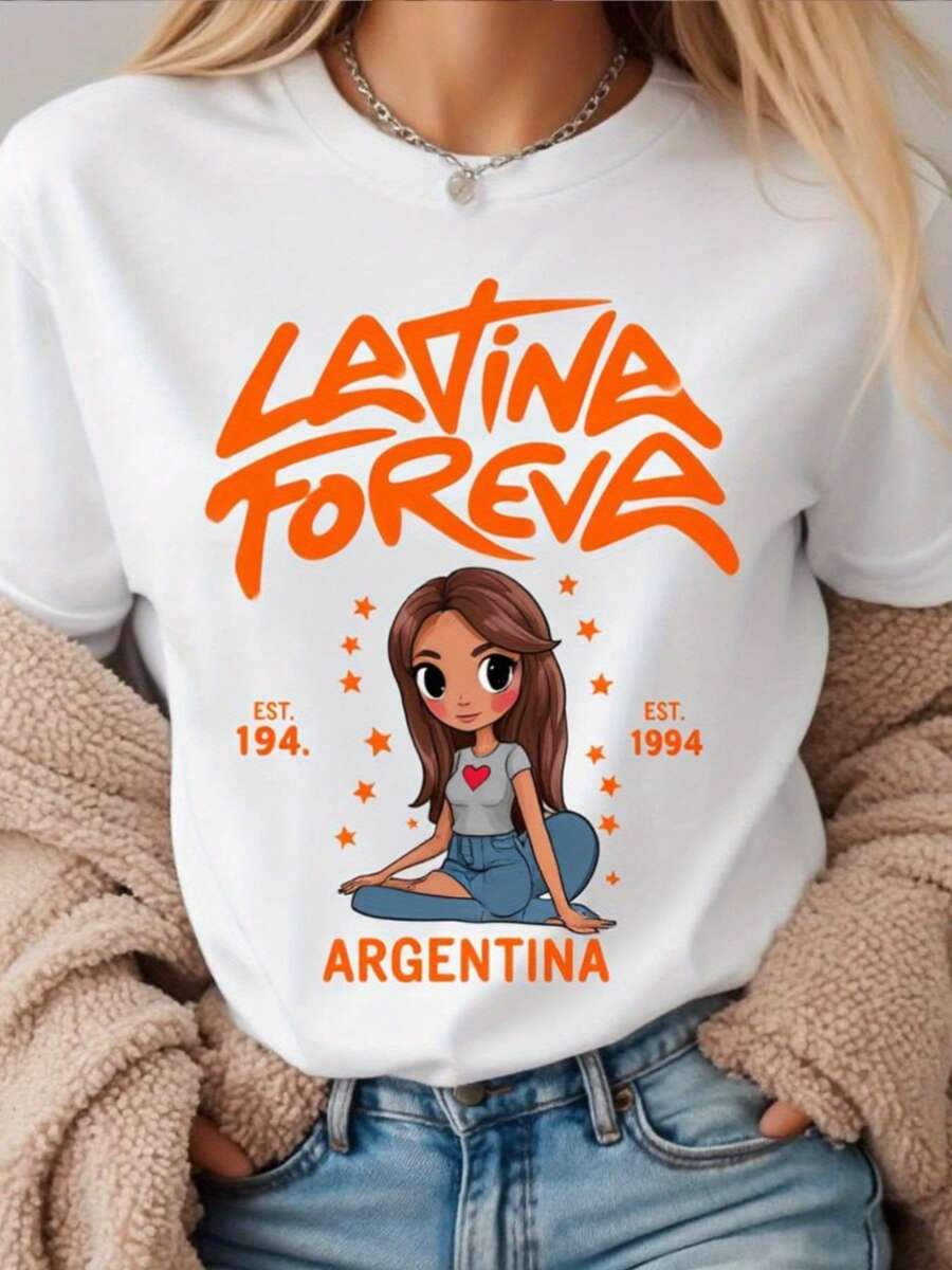 Latin Women Will Always Be Argentina 1994 Graphic T-Shirt | White With Orange Lettering And Colors Of The Argentine Flag, Soft And Stretchy Fabric, Loose Fit Crew Neck, Casual T-Shirt, Machine Washable, For All Seasons, Geometric Design, Casual Style. - 白色 - 查看 1
