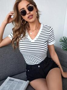 Frenchy Camiseta de cuello en V a rayas - Blanco - Ver 6
