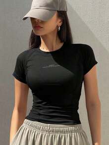 Camiseta de manga corta ajustada y deportiva para mujer con diseño de manga raglán y estampado de letras, estilo Y2K - Negro - Ver 1