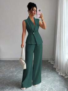 Conjunto de oficina elegante para mujer, compuesto por una chaqueta blazer sin mangas con cuello y bajo asimétrico, con hebilla metálica en la cintura, combinada con pantalones de cintura elástica.Conjunto de 2 piezas elegante para primavera/verano, atuendo formal y de clase para mujer. - Verde Oscuro - Ver 3