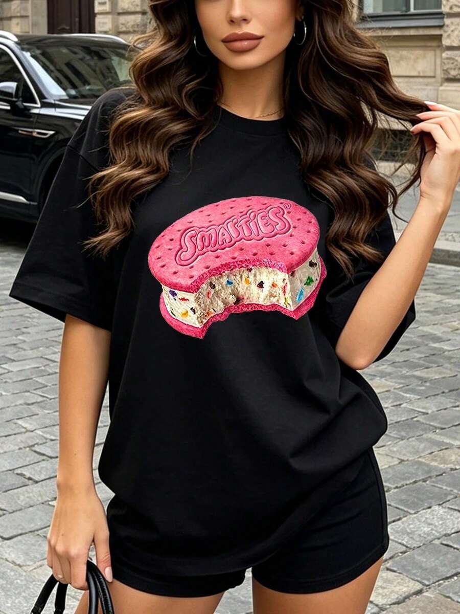 Camiseta de manga corta con cuello redondo suave y casual para mujer, el estampado gráfico de sándwich de helado Smarties es perfecto para los amantes de la comida en primavera y verano. Negro. - Negro - Ver 1