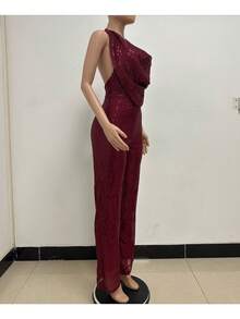 Monochromatic Gold Sequined Dress, Deep V-Neck Halter Neckline, Sleeveless Wide-Leg Design, Stretchy Shimmering Fabric Ideal For Evening Parties, Festive Events And Winter, Glamorous Sexy Style Perfect For Elegant Dinners And Celebrations - 酒紅色 - 查看 2