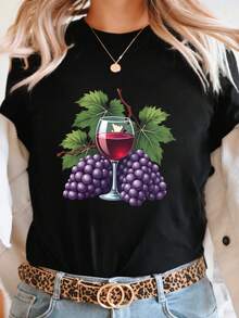 La camiseta Cozy Comfy Lounge presenta un diseño de copas de vino y uvas, con mangas cortas y cuello redondo. Es perfecta para uso casual en verano y primavera, y es adecuada para ropa de hogar suave y relajada para mujeres. - Blanco - Ver 6