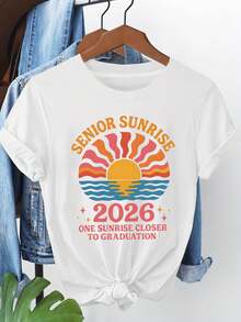 Camiseta de Mujer "SENIOR SUNRISE 2026 UNA MAÑANA MÁS CERCANA A LA GRADUACIÓN" con Estampado de Amanecer de Graduación 2026, Camiseta Casual de Manga Corta y Cuello Redondo para Mujer, Ropa de Primavera/Verano, Regalo para las Fiestas, Tops para Mujer - Blanco - Ver 7