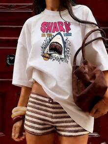 Shark T-Shirt With "Shark In The Water" Text.  Short-Sleeved T-Shirt For Spring/Summer 2026, Made In Mexico, 180 Grams. Cartoon Print, Couple Design, Suitable For Indoor Or Outdoor Wear. Crew Neck, Unisex, Ideal For The Office And Leisure. One-Pack. - WH-P631577SLNDXZGY624 - 查看 3