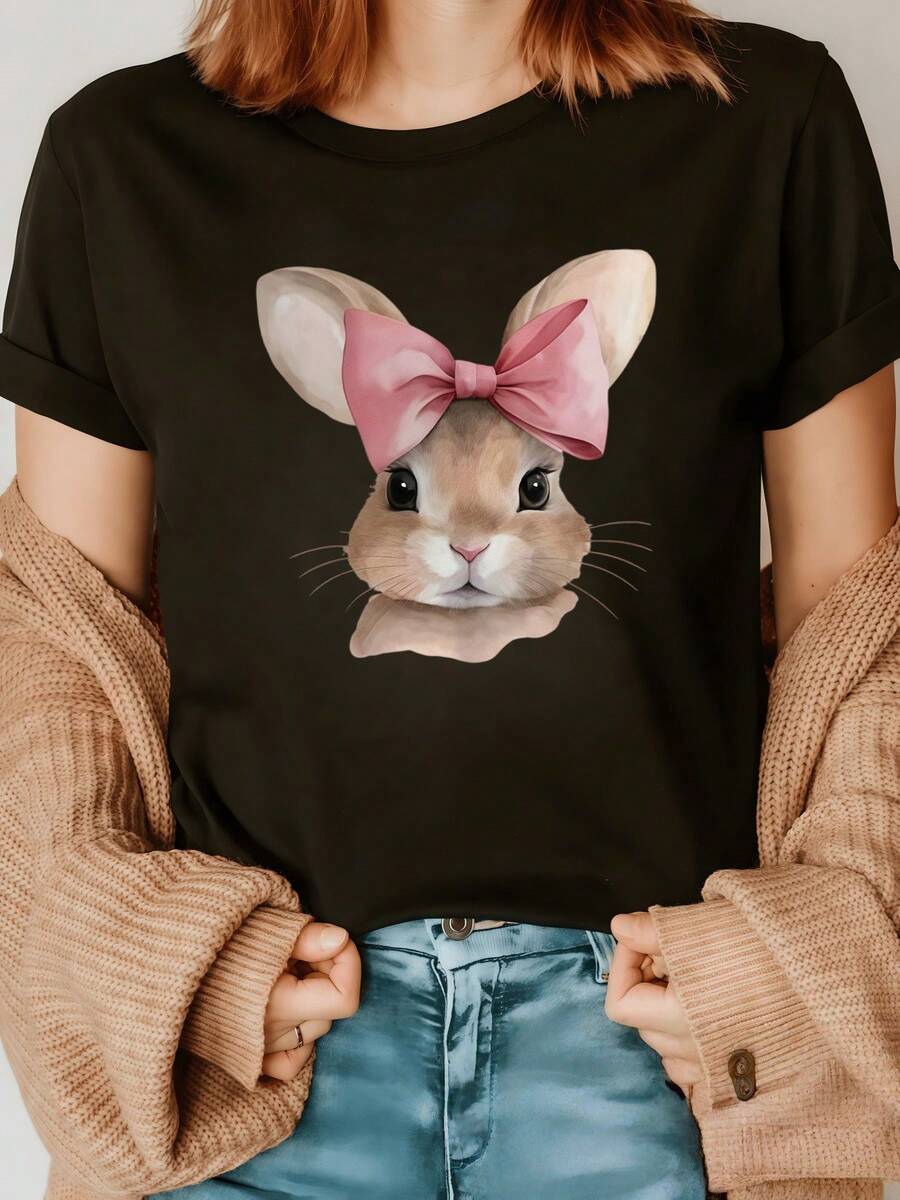 Rabbit With A Large Pink Bow Representing Sweetness, Innocence, And Feminine Energy, With A Tender Gaze That Conveys Calm And Optimism. Women's Casual, Modern, Comfortable T-Shirt For Everyday Wear. - 黑色 - 查看 1