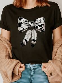 Large Bow With A Speckled Texture And Three Soft Feathers Representing Freedom And Harmony With Nature. Women's Casual, Modern, Elegant T-Shirt For Everyday Wear, Comfortable And Versatile. - 黑色 - 查看 8