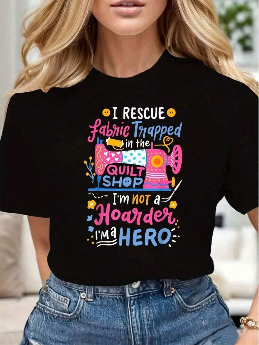 Women's Casual T-Shirt With Graphic Print "I Rescue The Fabric Trapped In The Quilt Store. I'm Not A Hoarder, I'm A Hero." Soft, Comfortable, Perfect Gift For Quilt Lovers, Ideal For Mother's Day, Birthdays, And Craft Events. Oversized. - 黑色 - 查看 1
