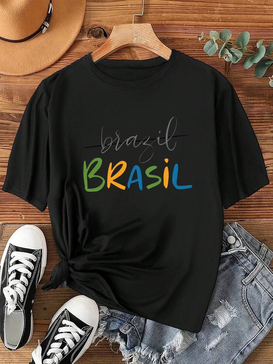 Lightweight Spring/Summer T-Shirt Featuring A Design Combining The Handwritten Word "Brazil" With Colorful Capital Letters. This Colorful T-Shirt Is A New Women's Short-Sleeved Summer Tee, A Casual And Fashionable Printed Tee For Ladies, Stylish Party Wear, And A Perfect Holiday Gift. A Casual Everyday Outfit. - 黑色 - 查看 1