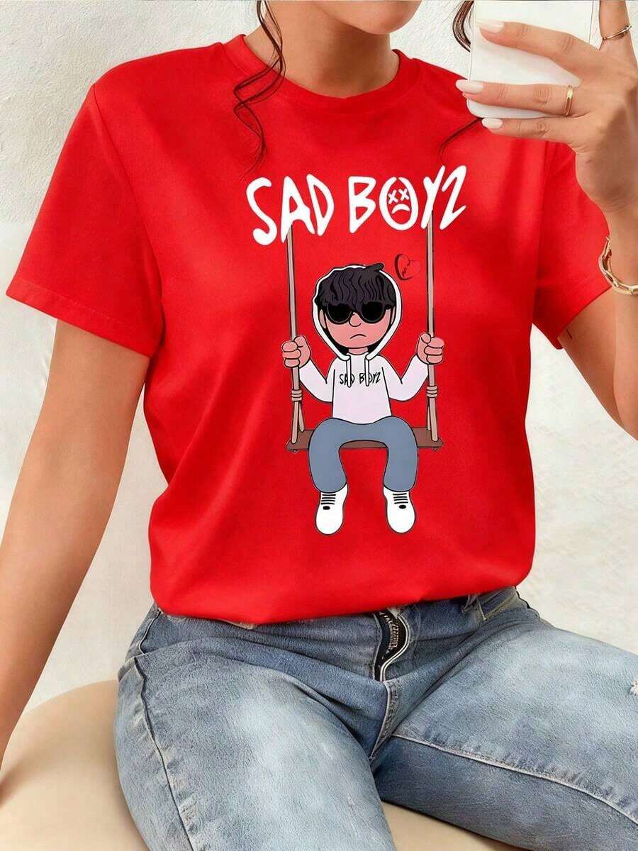 A Young Man Sits On A Swing, His Expression Melancholic, A Broken Red Heart On His Chest Symbolizing Sadness And The Search For Solace In Solitude. This Women's T-Shirt, Made From Soft And Comfortable 100% Pure Cotton, Is Ideal For Creating A Modern Urban Style. Comfortable Clothing. - 紅色 - 查看 1