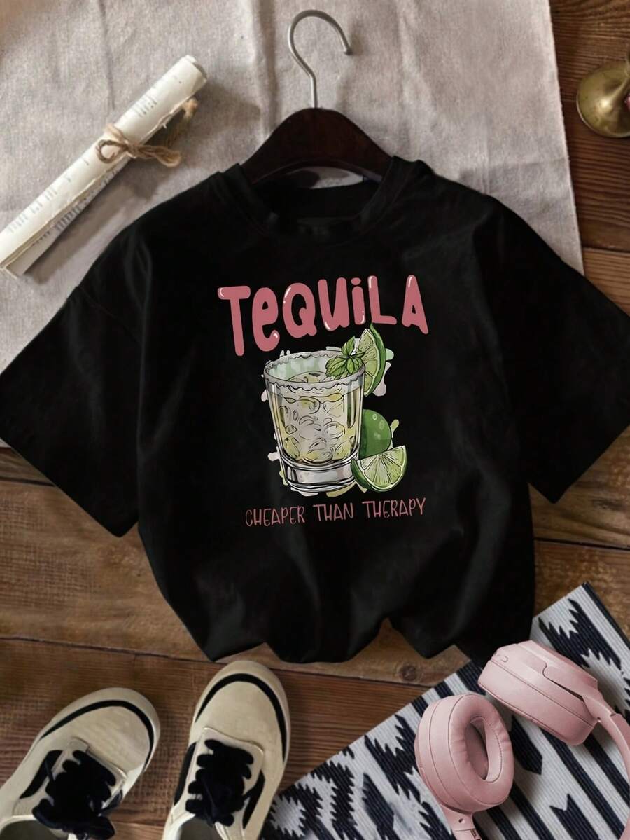 Una camiseta de mujer de manga corta, holgada, moderna, a la moda, retro y elegante, adecuada para actividades al aire libre en primavera y verano, con el estampado de cóctel de tequila para mujer - con el eslogan "Cheaper than Relax", camiseta casual negra de cuello redondo, con diseños de limón y tequila, perfecta para primavera/verano, ropa casual de verano, camiseta con estampado divertido, ajuste cómodo.blusas para mujer,blusas casuales para dama,tops,, mujer premium,y2k,playeras de mujer curvy,ofertas y liquidaciones ropa mujer,playeras deportivas para mujer,,playeras de hombre, mujer,blusas>elegante WUTN - Negro - Ver 1