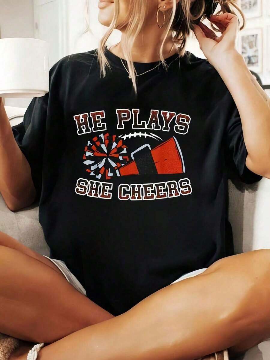 100% Cotton T-Shirt "He Plays, She Cheers Loud And Proud", Orange Soccer And Cheerleader T-Shirt For Mom, For Men And Women, Soft, Breathable, Classic, Fashionable, For Summer, Round Neck, Printed, Short Sleeve, Casual, For Daily Wear, They Are Excellent Gifts For Friends And Family, 100% Cotton T-Shirts, Youthful And Modern Design, Casual Blouses For Women. - 黑色 - 查看 1