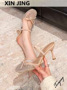 Xin Jing Shoes Giày cao gót nữ thanh lịch, gợi cảm, kiểu nơ buộc cổ, thời trang đa năng, mũi tròn, đính đá, quai lưới, gót trung bình, thích hợp đi làm. - Màu Khaki - Xem 2