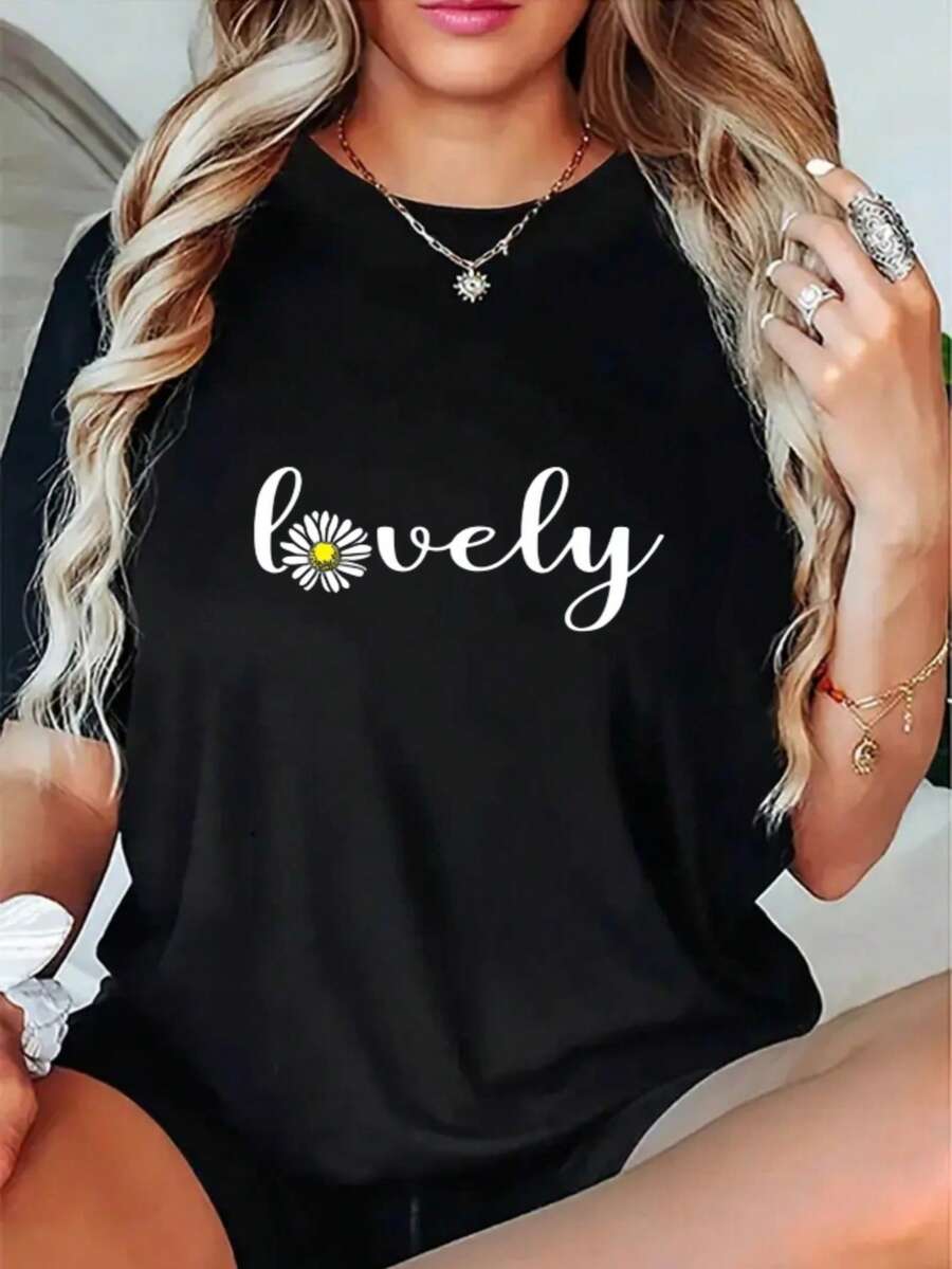 Soft, Breathable, And Lightweight For All-Day Comfort. A Beautiful Black T-Shirt With A Daisy Print And Printed Text. Classic Crew Neck With A Relaxed Fit That Flatters All Body Shapes And Is Easy To Pair With Jeans, Shorts, And Leggings. - 黑色 - 查看 1