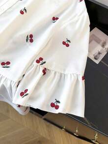 Camisa de talla grande con estampado de flores de cerezo, cuello con volantes, mangas abultadas, cintura alta y abotonadura sencilla.Diseño minimalista y ajuste ceñido, adecuado para uso diario, salidas y vacaciones. - Blanco - Ver 4