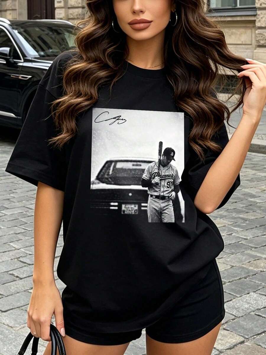 Camiseta de manga corta con cuello redondo suave y casual para mujer, el estampado gráfico de jugador de béisbol es ideal para conjuntos de primavera y verano. Negro. - Negro - Ver 1