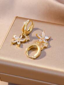 2 pièces Boucles d'oreilles pendantes avec fleur à 5 pétales et étoile en zircone brillante, style frais et doux de luxe. Design de pendentif double fleur étoile doré. Forme de fleur vive, zircone transparente et scintillante. Combinant le breloque féminin et le luxe raffiné. Convient pour les boucles d'oreilles superposées, les déplacements quotidiens, les sorties, les cadeaux, les tenues de printemps. Cadeau idéal pour les filles - fleurs - Voir 3