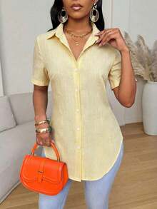 Camisa de mujer de manga corta, ajuste ceñido, con dobladillo curvo dividido, unicolor minimalista, para uso diario y casual en verano - Amarillo claro - Ver 1