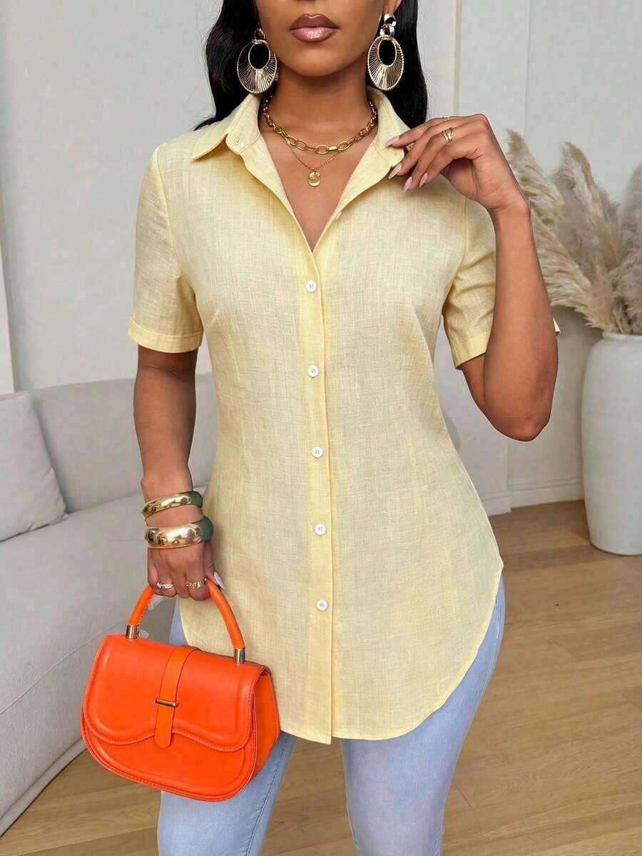 Camisa de mujer de manga corta, ajuste ceñido, con dobladillo curvo dividido, unicolor minimalista, para uso diario y casual en verano - Amarillo claro - Ver 1