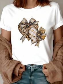 Dos corazones adornados con lazos dorados y estampados de pequeños corazones representan ternura elegancia y afecto en un armonioso contraste visual camiseta de mujer casual moderna perfecta para uso diario - Blanco - Ver 1
